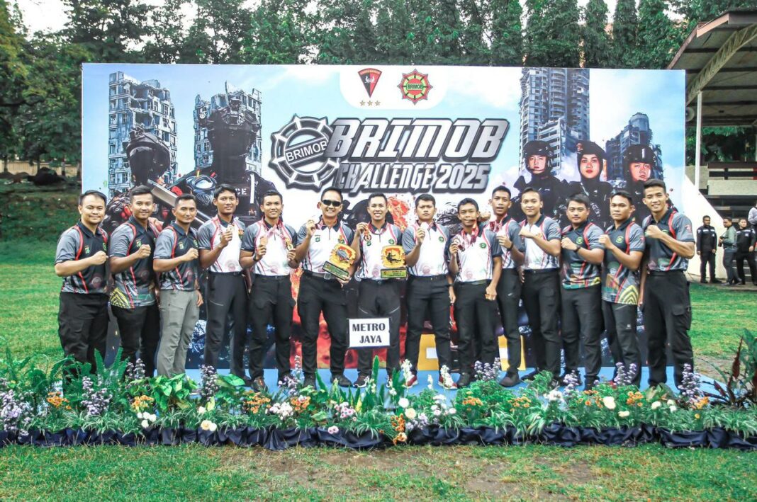 Tim Satbrimob Polda Metro Jaya berpose bersama seusai menerima penghargaan usai menembus empat besar dalam ajang Brimob Challenge 2025 yang digelar di Pusdik Brimob, Watukosek, Jawa Timur, Senin (26/5/2025).