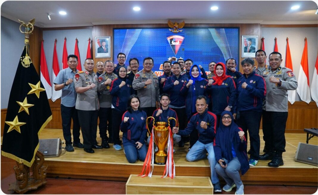 Komjen Pol Imam Widodo MA bersama jajaran PB INKANAS dan Korbrimob Polri berpose bersama usai memberikan apresiasi atas prestasi Juara Umum I Kejurnas Karate Piala Ketua Umum PB FORKI III Tahun 2025 yang diraih PB INKANAS di Ruang Transit Markas Korps Brimob Polri, Depok, pada Senin (26/5/2025).