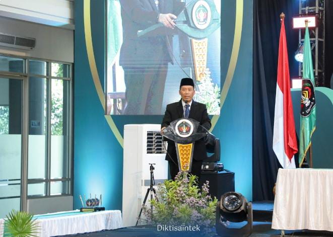 Wamen Fauzan menyampaikan orasi ilmiah dalam acara Wisuda ke-54 (Sarjana) dan ke-35 (Magister) Universitas Islam Kadiri (Uniska), Minggu (25/5/2025), di Kediri, Jawa Timur. (Dok/Diktisaintek)