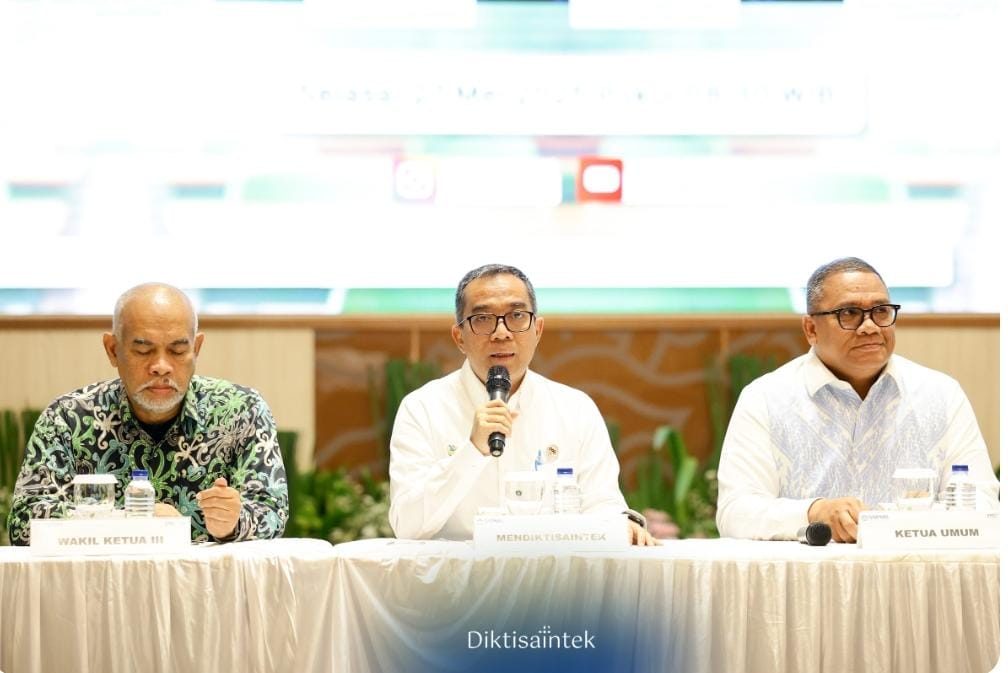 Menteri Pendidikan Tinggi, Sains, dan Teknologi Brian Yuliarto memberikan keterangan pers terkait hasil SNBT 2025, didampingi Ketua Umum SNPMB Eduart Wolok dan Wakil Ketua III, di Graha Diktisaintek.