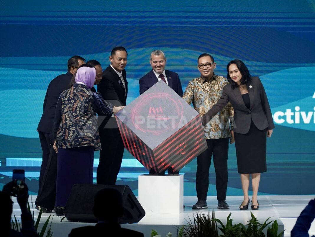 Menteri Koordinator Bidang Infrastruktur dan Pembangunan Kewilayahan RI Agus Harimurti Yudhoyono bersama Sekjen International Maritime Organization (IMO) Arsenio Dominguez, Plt Dirut PIS Surya Tri Harto, serta sejumlah pejabat nasional dan internasional secara simbolis membuka perhelatan Indonesia Maritime Week (IMW) 2025 di Jakarta International Convention Center (JICC). (Dok/Pertamina)