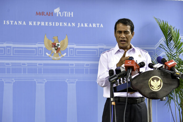 Menteri Pertanian Andi Amran Sulaiman menyampaikan keterangan pers kepada awak media di kompleks Istana Kepresidenan Jakarta pada Rabu (30/4/2025). (Dok/BPMI Setpres)