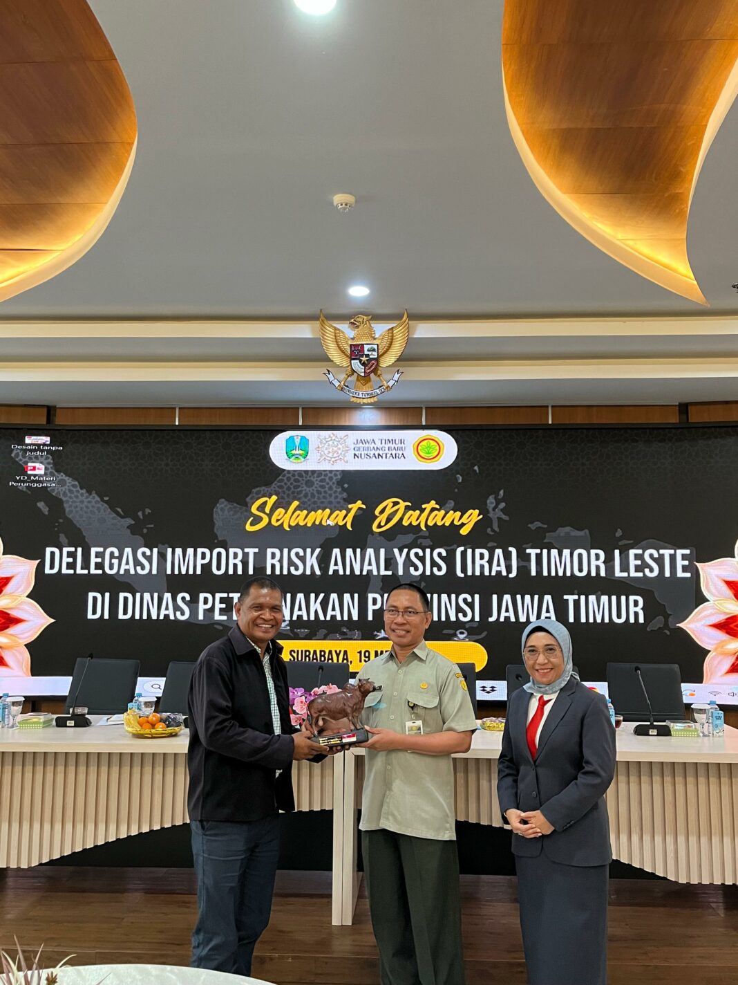 Direktur Hilirisasi Hasil Peternakan Kementerian Pertanian, Makmun, menerima cendera mata dari Ketua Delegasi Import Risk Analysis (IRA) Timor Leste, Mario Francisco Amaral, disaksikan Kepala Dinas Peternakan Provinsi Jawa Timur, Indyah Aryani, dalam kegiatan opening meeting pelaksanaan IRA di Kantor Dinas Peternakan Provinsi Jawa Timur, Surabaya, Senin (19/05/2025). (Dok/Humas PKH)