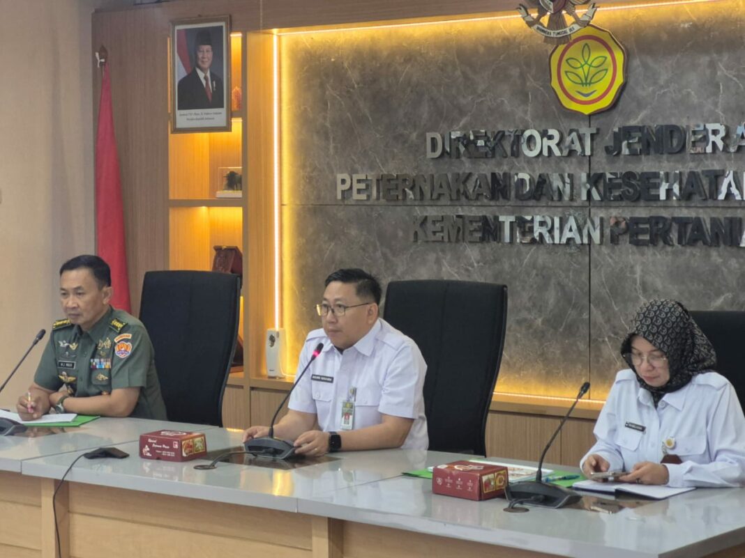 Direktur Jenderal Peternakan dan Kesehatan Hewan Agung Suganda memimpin rapat koordinasi dengan TNI AD terkait pengembangan lahan pembibitan ternak unggul di Subang, Rabu (21/5/2025), di Kantor Pusat Kementan. (Dok/Humas PKH)