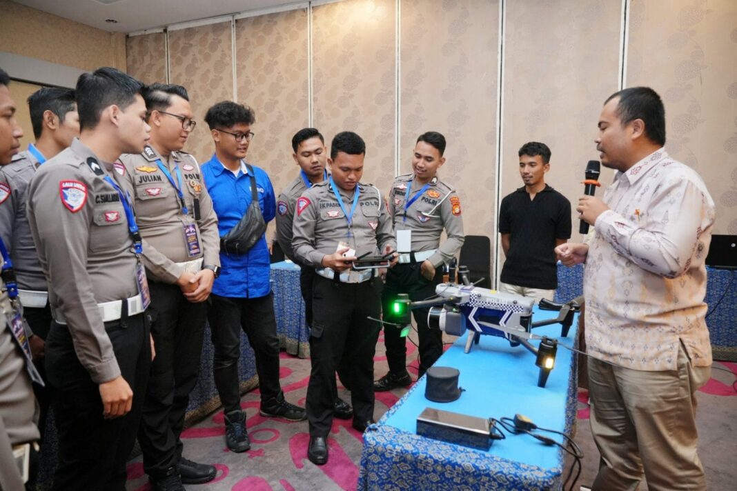 Petugas Korlantas Polri mengikuti pelatihan penggunaan drone untuk mendukung penanganan kecelakaan lalu lintas dan kemacetan, di Jakarta.