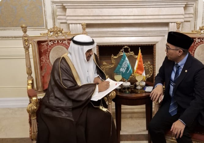 Menteri Pendidikan Tinggi, Sains, dan Teknologi RI, Brian Yuliarto (kanan), berbincang dengan Wakil Tetap Kerajaan Arab Saudi untuk OKI, Saleh Suhaibani, di sela pertemuan bilateral pada Ministerial Meeting of OIC-15 Dialogue Platform di Espinas Palace Hotel, Tehran, Senin (19/5/2025). (Dok/Diktisaintek)