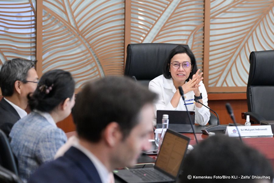 Menteri Keuangan Sri Mulyani Indrawati menerima kunjungan delegasi lembaga pemeringkat Standard & Poor’s di kantor pusat Kementerian Keuangan, Jakarta, Senin (26/5/2025). (Dok/Kemenkeu)