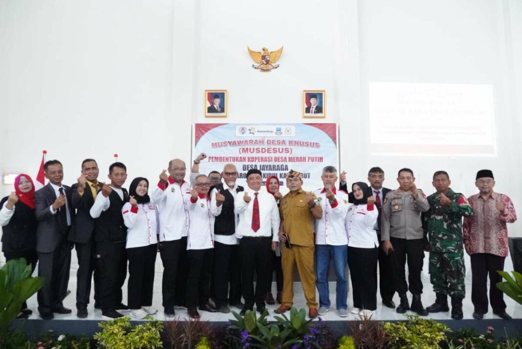 Bupati Garut Abdusy Syakur Amin berfoto bersama unsur Forkopimda, perangkat desa, dan pengurus koperasi usai menghadiri Musyawarah Desa Khusus (Mudesus) dalam rangka Pembentukan Koperasi Desa Merah Putih di Aula Desa Jayaraga, Kecamatan Tarogong Kidul, Kabupaten Garut, Selasa (20/5/2025). (Dok/Diskominfo Garut)