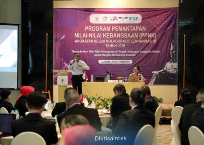 Menteri Pendidikan Tinggi, Sains, dan Teknologi Brian Yuliarto menjadi pembicara utama dalam Program Pemantapan Nilai-Nilai Kebangsaan (PPNK) Angkatan ke-220 Kolaboratif Lemhannas RI, Jakarta, Rabu (22/5/2025). (Dok/Diktisaintek)