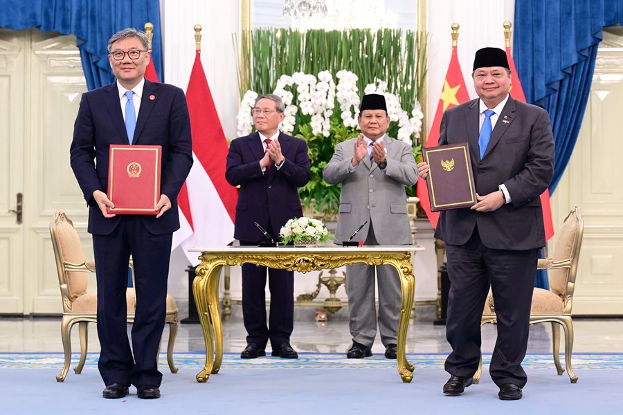 Menteri Koordinator Bidang Perekonomian Airlangga Hartarto (kanan) dan Menteri Perdagangan Tiongkok Wang Wentao (kiri) memperlihatkan dokumen nota kesepahaman usai penandatanganan kerja sama strategis Indonesia–Tiongkok, disaksikan Presiden RI Prabowo Subianto dan Perdana Menteri Tiongkok Li Qiang di Jakarta, Minggu (25/5/2025). (Dok/Kemenkeu)