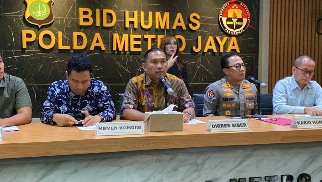 Direktur Siber Polda Metro Jaya Kombes Pol Roberto Pasaribu memberikan keterangan pers terkait penyelidikan grup Facebook 'Fantasi Sedarah' yang berisi konten menyimpang bertema inses, di Mapolda Metro Jaya, Jakarta.