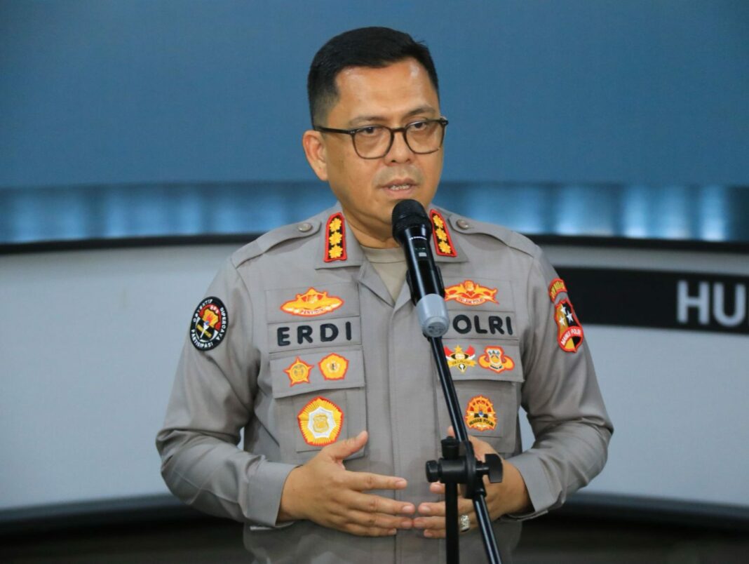 Kabag Penum Divisi Humas Polri, Kombes Pol Erdi A Chaniago, memberikan keterangan pers terkait penyelidikan terhadap grup Facebook berisi konten penyimpangan seksual, di Mabes Polri, Jakarta.