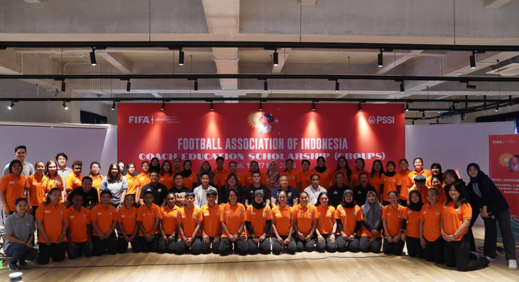 Para peserta Coach Education Scholarship (Group) - D Licence berfoto bersama usai sesi pembukaan di Bali United Training Center, Gianyar, Bali.