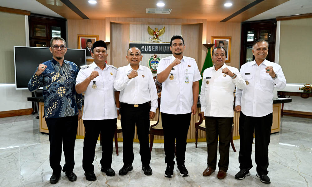 Gubernur Sumatera Utara, Bobby Nasution, bersama para kepala daerah dari wilayah penghasil jeruk Sumut usai memimpin Rapat Koordinasi Produksi dan Hilirisasi Komoditas Jeruk di Kantor Gubernur Sumut, Medan, Rabu (21/5/2025). (Dok/Diskominfo Sumut)