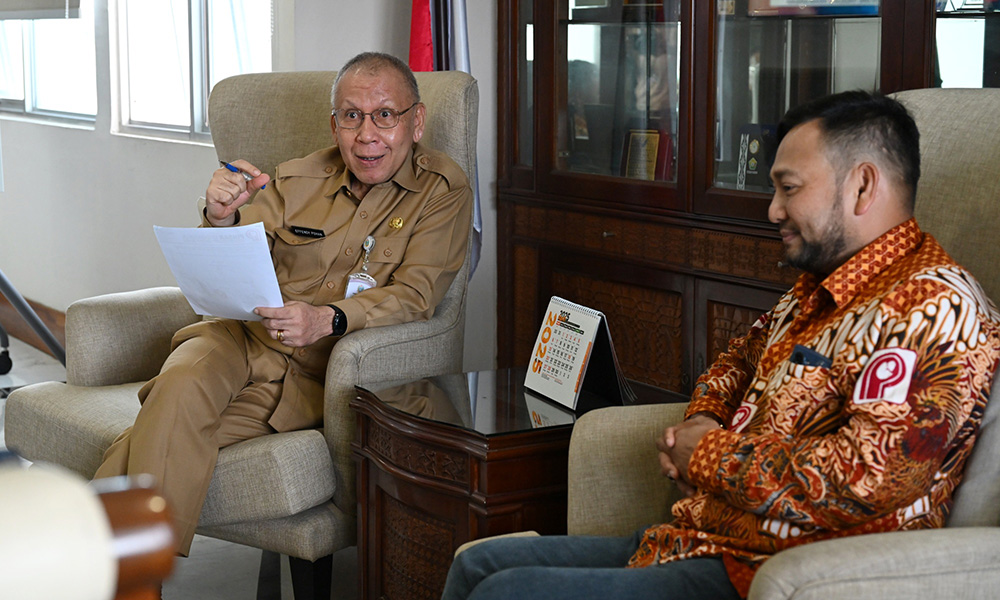 Penjabat Sekdaprov Sumut, Effendy Pohan, menerima audiensi pengurus Pinsar Indonesia dan Panitia Peringatan Hari Ayam dan Telur Nasional di ruang kerjanya, Medan, Selasa (20/05/2025). (Dok/Diskominfo Sumut)