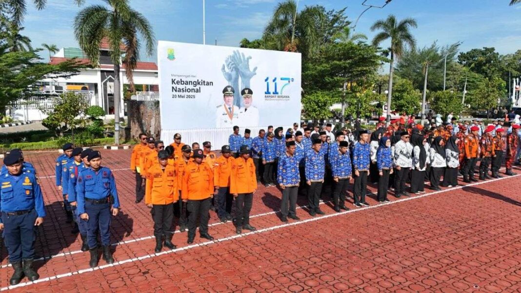 Upacara peringatan Hari Kebangkitan Nasional (Harkitnas) ke-117 tahun 2025 di Plaza Kantor Bupati Karawang, Selasa (20/5/2025), diikuti oleh berbagai unsur ASN, petugas SAR, Damkar, ormas, dan pelajar dengan penuh khidmat. (Dok/Diskominfo Karawang)
