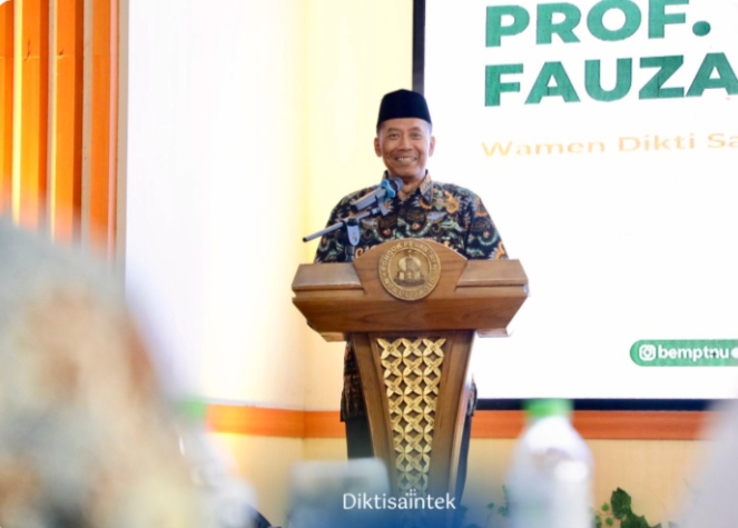 Wakil Menteri Dikti Sains dan Teknologi, Prof Fauzan, memberikan sambutan saat membuka Kongres ke-VIII BEM PTNU Se-Nusantara di Auditorium 1 Pondok Pesantren Nurul Jadid, Probolinggo, Sabtu (17/5/2025). (Dok/Diktisaintek)