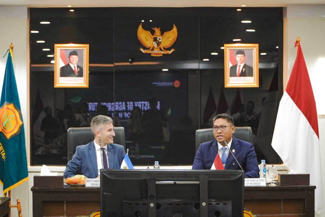 Wakil Menteri Pertanian RI, Sudaryono (kanan), berbincang dengan Wakil Menteri Pertanian, Peternakan, dan Perikanan Argentina, Agustin Tejeda Rodriguez (kiri), dalam pertemuan bilateral di Kantor Kementerian Pertanian, Jakarta, Rabu (14/5/2025). (Dok/Humas PKH)