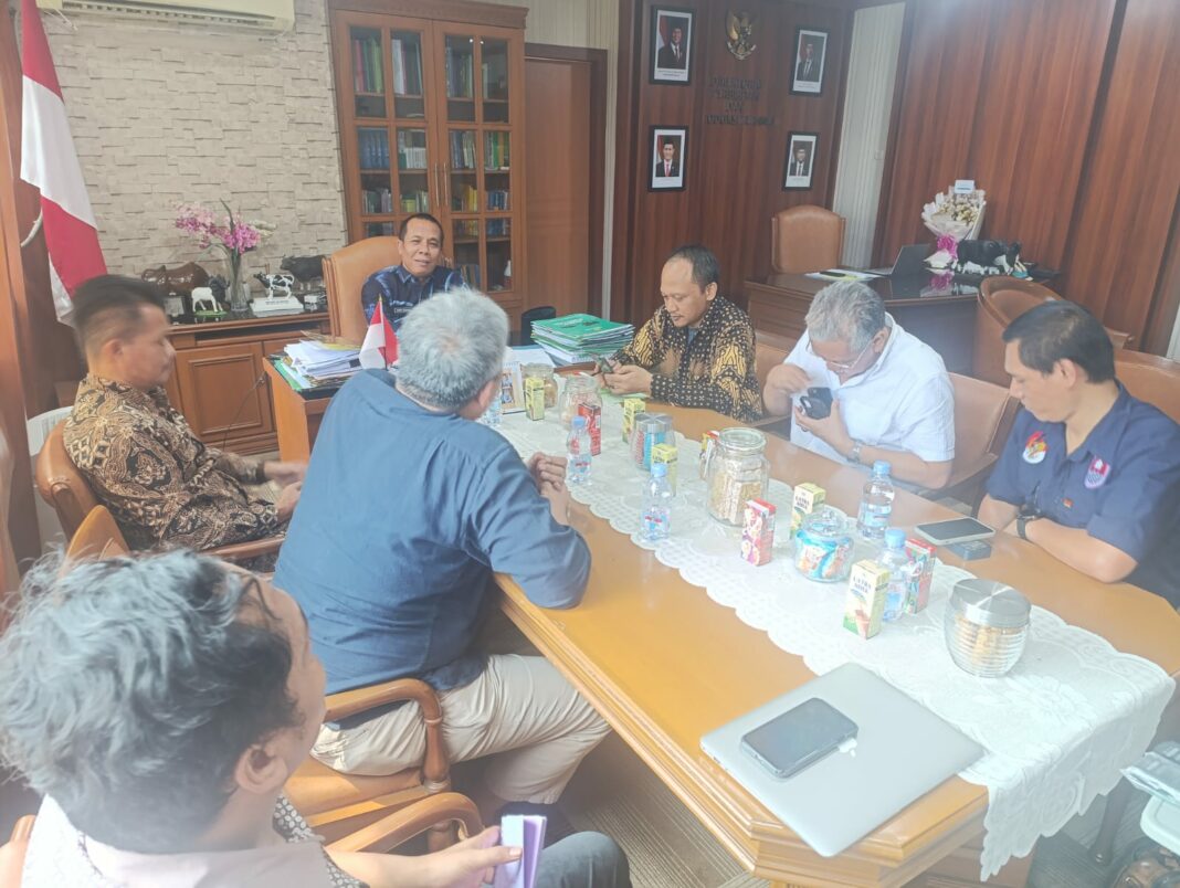 Suasana pertemuan antara Kementerian Pertanian dan KPUN, Jakarta, Jumat (16/5/2025), membahas upaya melindungi peternak ayam mandiri melalui lima langkah strategis. (Dok/Humas PKH)