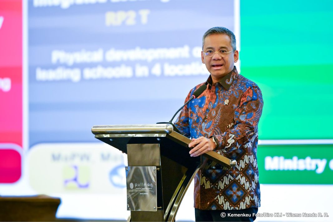 Wamenkeu Suahasil Nazara menyampaikan pandangan tentang strategi ekonomi Indonesia di tengah gejolak ekonomi global pada Seminar Indonesia Credit Spotlight 2025, Rabu (7/5/2025). (Dok/Kemenkeu)