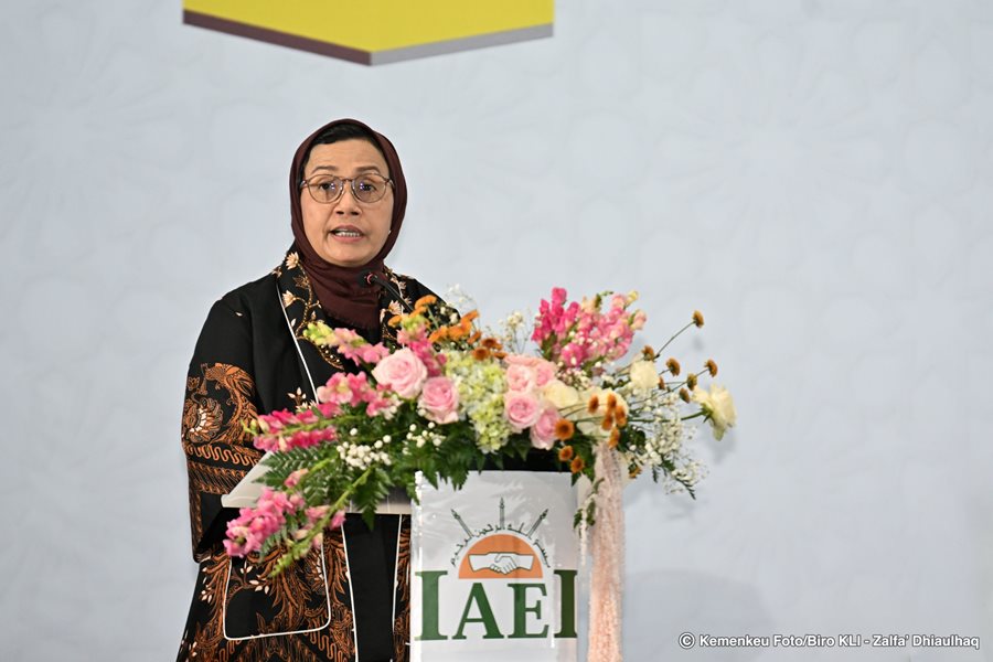 Menteri Keuangan Sri Mulyani Indrawati menyampaikan sambutan dalam acara Sarasehan Ekonom Islam Ikatan Ahli Ekonomi Islam (IAEI) di Jakarta, Kamis (15/5/2025). (Dok/Kemenkeu)
