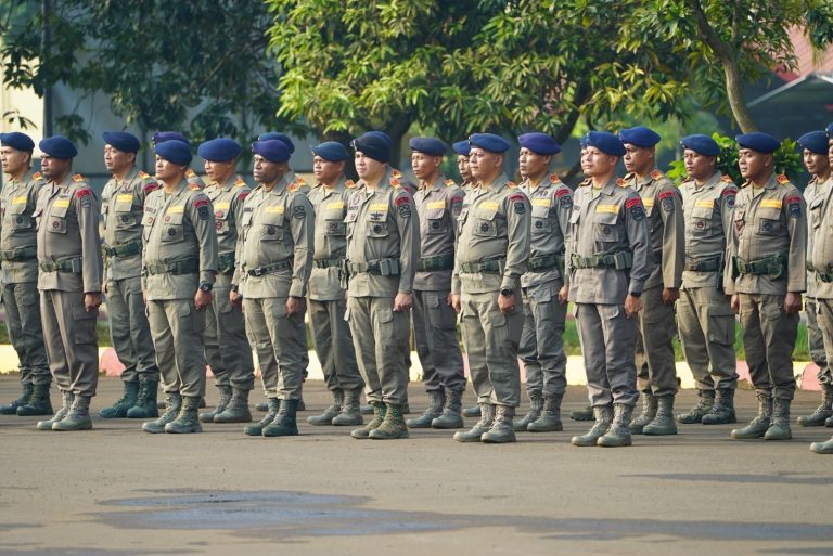 Para peserta Dikbangspes Komandan Kompi (Danki) Tahun Anggaran 2025 mengikuti upacara pembukaan yang dipimpin oleh Dansatlat Brimob Korbrimob Polri di Lapangan Yana Anucasana, Satlat Brimob, Cikeas, Jawa Barat, Jumat (02/05/2025). (Dok/Humas Polri)