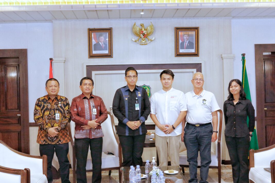 Wali Kota Medan Rico Tri Putra Bayu Waas bersama perwakilan Hackademy saat pertemuan di Balai Kota Medan, Jumat (16/5/2025), membahas kerja sama pengenalan pembelajaran digitalisasi di sekolah. (Dok/Diskominfo Medan)