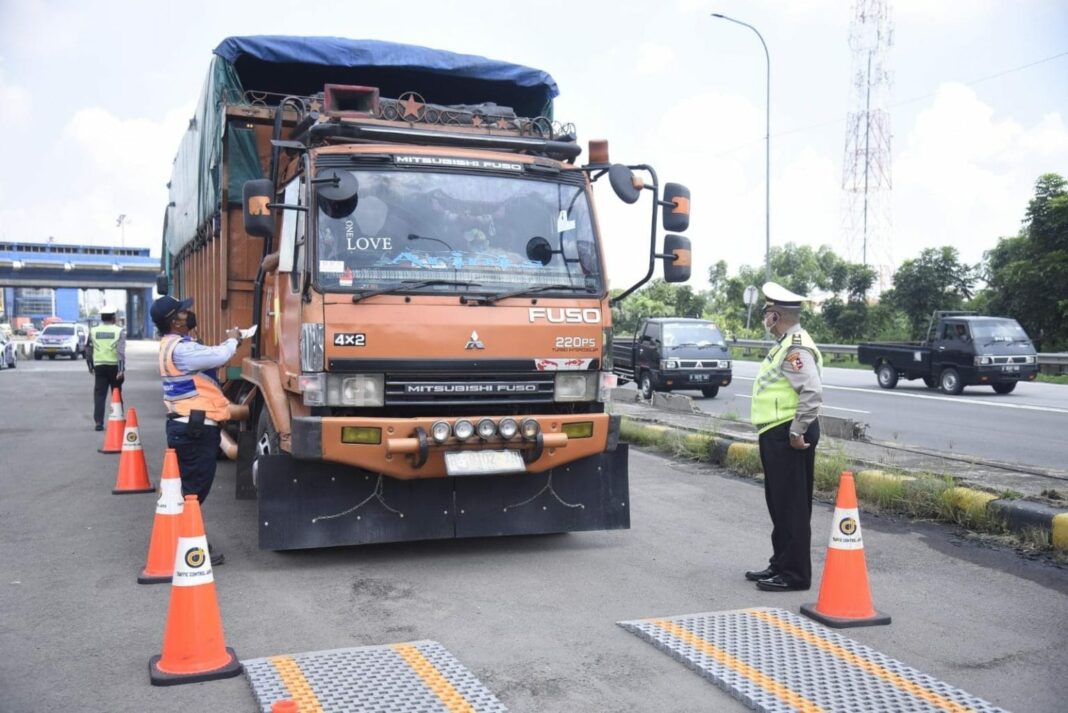 Petugas gabungan dari Korlantas Polri dan instansi terkait melakukan pemeriksaan kendaraan angkutan barang pada hari pertama tahap sosialisasi Zero ODOL, Minggu (1/6/2025).