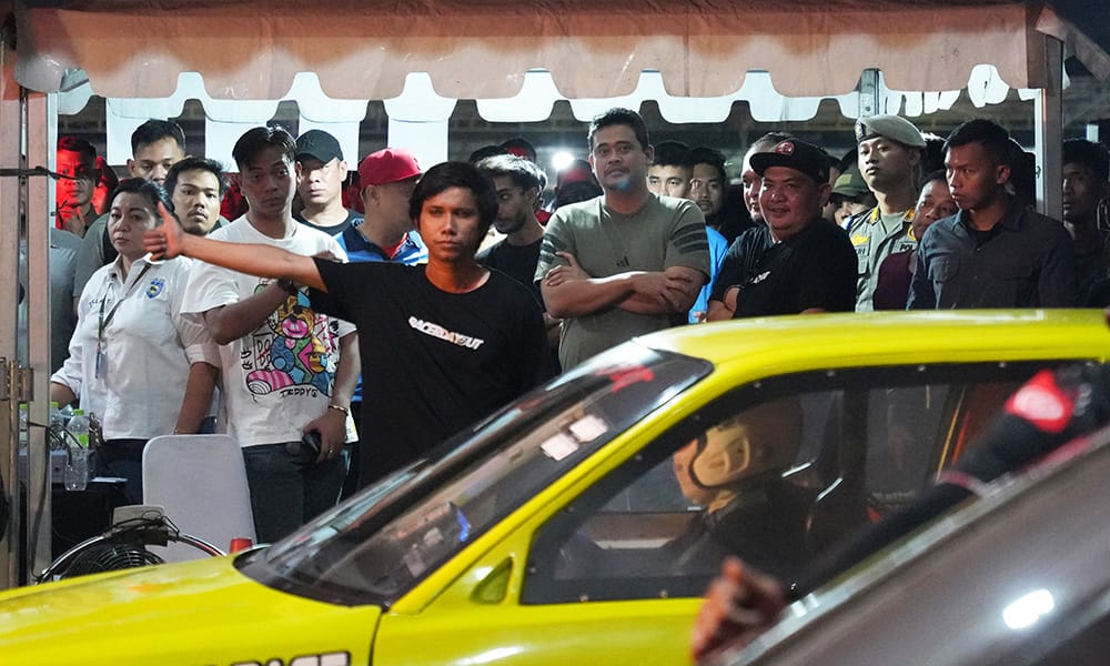Gubernur Sumatera Utara Bobby Nasution (tengah, mengenakan kaos hijau) hadir langsung menyaksikan keseruan Night Race 2025 di Lapangan Udara Soewondo, Medan, Sabtu (31/5/2025).