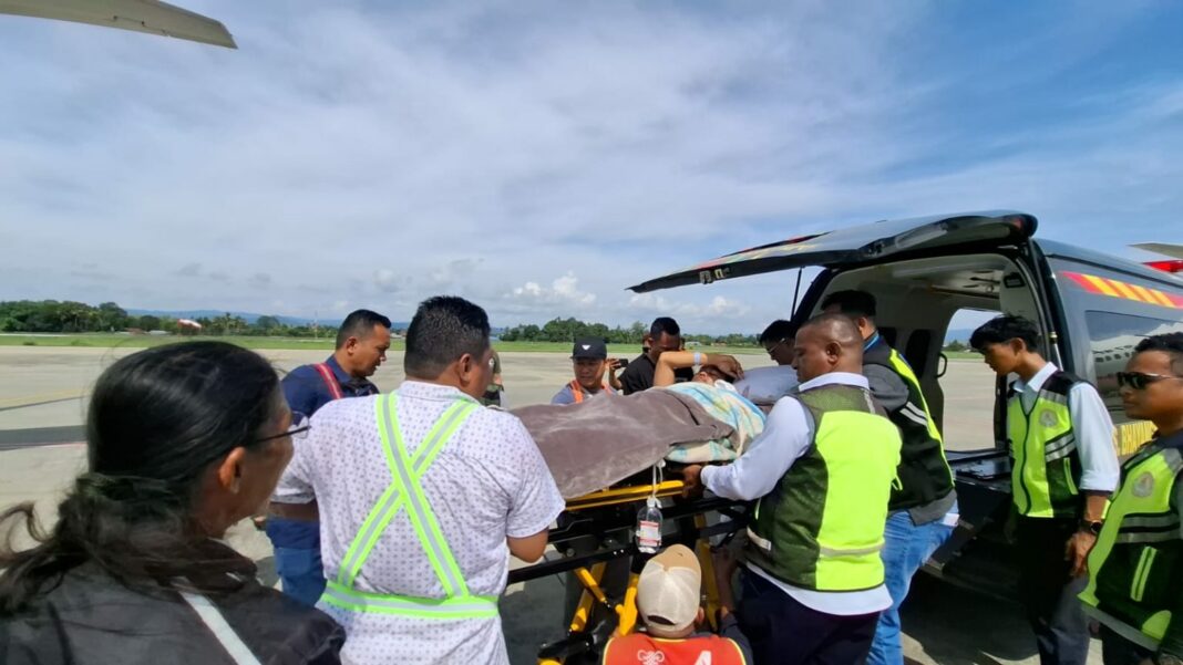 Tim medis dan petugas bandara mengevakuasi anggota Polri korban serangan KKB di Wamena menuju ambulans di Bandara Sentani, Jayapura.