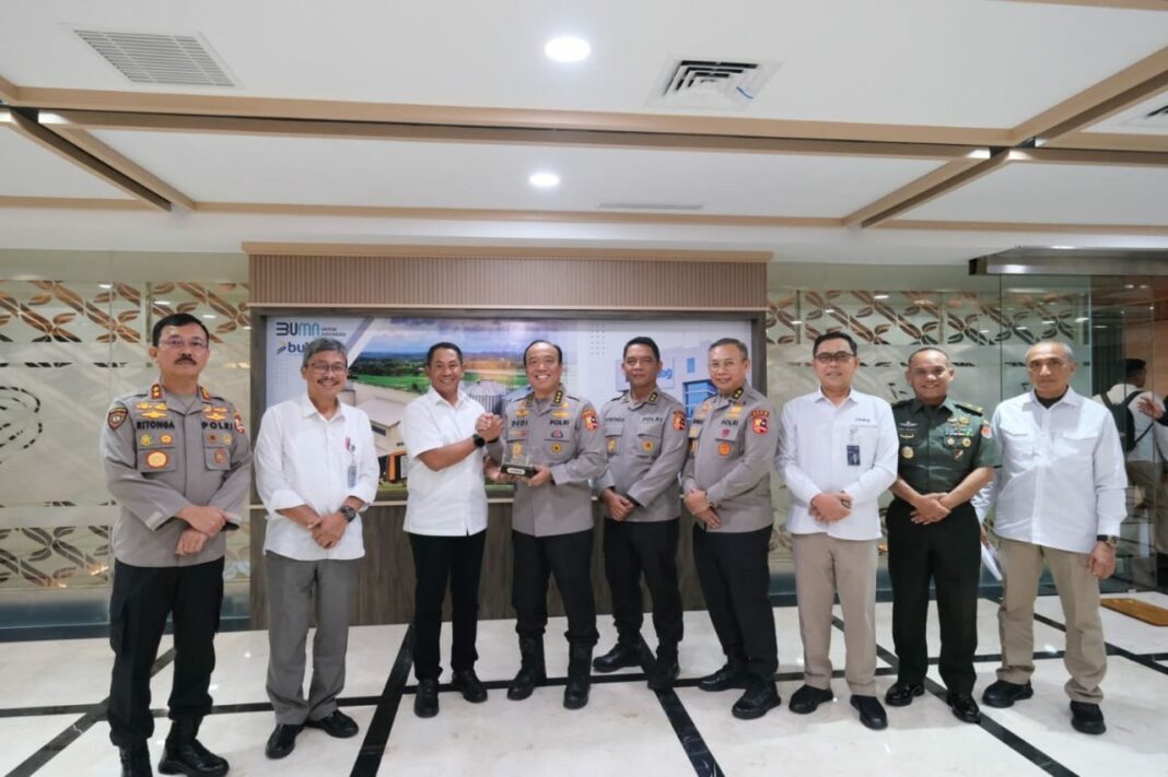 Direktur Utama Perum Bulog, Letjen TNI Novi Helmy Prasetya menerima cenderamata dari Irwasum Polri, Komjen Pol Prof Dr Dedi Prasetyo usai audiensi membahas sinergi penyerapan 1 juta ton jagung untuk mendukung ketahanan pangan nasional, di Kantor Pusat Bulog, Jakarta, Senin (2/6/2025).
