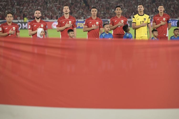 Pesepak bola Timnas Indonesia menyanyikan lagu Indonesia Raya sebelum bertanding melawan Timnas China pada pertandingan Kualifikasi Piala Dunia 2026 putaran ketiga Grup C di Stadion Utama Gelora Bung Karno, Jakarta, Kamis (5/6/2025).