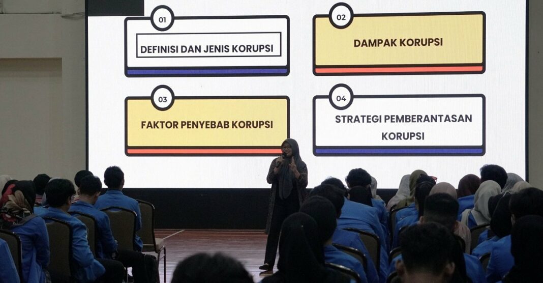Penelaah Teknis Kebijakan KPK, Candra Mayliasari, menyampaikan materi antikorupsi kepada mahasiswa Program Studi Pancasila dan Kewarganegaraan (PKN), FKIP Universitas Pamulang, di Gedung Merah Putih KPK, Jakarta.