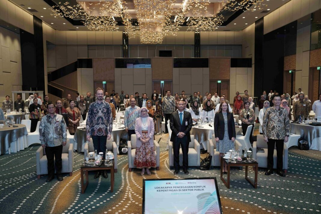 Wakil Ketua KPK Ibnu Basuki Widodo, bersama perwakilan KemenPAN-RB, UNODC, dan Kedutaan Besar Norwegia berfoto bersama peserta Lokakarya Pencegahan Konflik Kepentingan di Sektor Publik yang diselenggarakan di Jakarta, Selasa (3/6/2025).