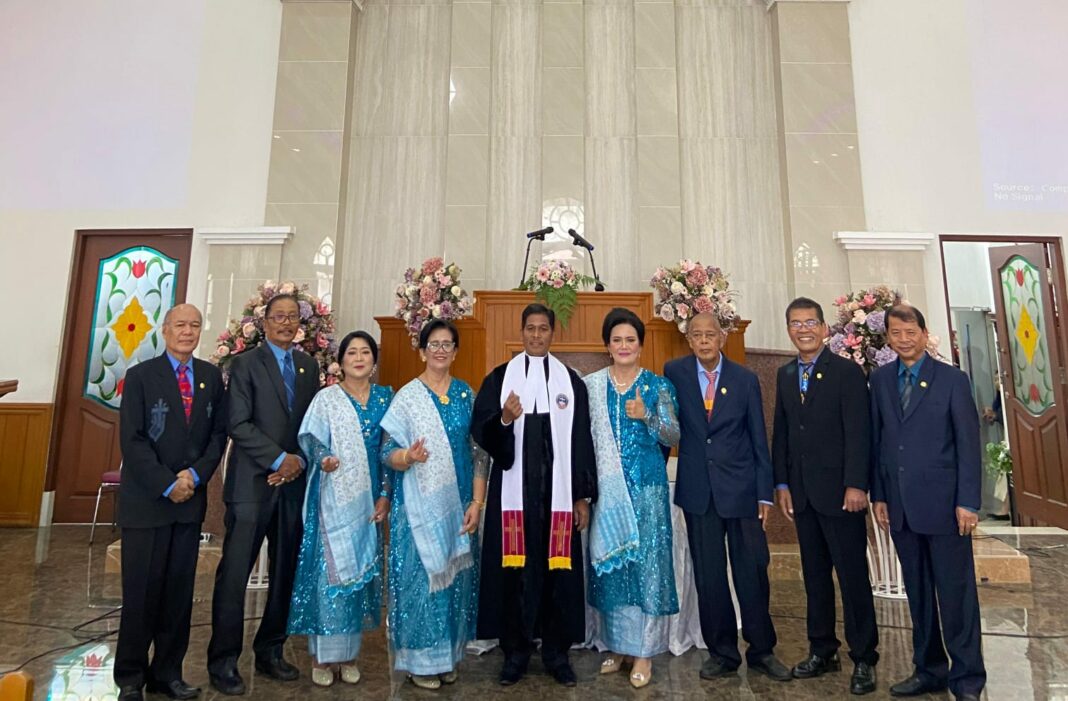 Pdt John Terkelin Ginting MA MTh foto bersama dengan Pt Em Roslina br Bangun, Pt Em Aslinawati br Gurusinga, Pt Em Djosmeri Surbakti, Pt Em Milisi Sembiring, Pt Em Ediaman Sitepu, Pt Em Ukurmuli Sebayang, Pt Em Yunias A Bangun, Dk Em Henny G br Ginting usai menyematkan PIN emeritus dalam ibadah Minggu Pentakosta, Minggu (8/6/2025).
